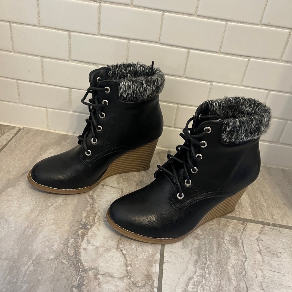 Nautica Women’s Black Wedge Lace up Boots Sz 6